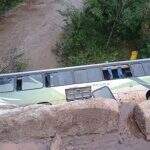 Ônibus com trabalhadores cai de ponte e deixa ao menos 40 feridos no Mato Grosso do Sul