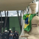 STF condena mulher que pichou estátua a 14 anos de prisão