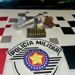 Homem é preso por porte ilegal de arma de fogo de uso restrito em Castilho/SP