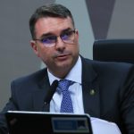 Justiça enquadra petista e manda apagar ataque contra Flávio Bolsonaro