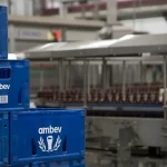 Ambev demite gerente por “brincadeira” em happy hour, e caso vai parar na Justiça