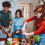 Trisal cria três filhos na mesma casa e defende modelo de família