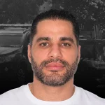 Planilha indica que ministros e Viviane Barci de Moraes sentaram na mesa patrocinada pelo Banco Master, de Daniel Vorcaro, em evento nos EUA metropoles.com/author/felipe-salgado   Uma planilha que integra investigação da Polícia Federal indica que os ministros do STF Alexandre de Moraes e Dias Toffoli, além da advogada Viviane Barci, esposa de Moraes, sentaram na mesa denominada “2 Banco Master“, em um jantar de gala promovido durante a Lide Brazil Conference, em Nova York (EUA).  O evento ocorreu em novembro de 2022, no restaurante Fasano New York, na região da 5ª Avenida, e teve patrocínio do dono do Banco Master. O estabelecimento, que não costuma funcionar nas noites de domingo, foi aberto especialmente para a ocasião.     Os nomes de Moraes, Toffoli e Viviane Barci aparecem na planilha de organização das mesas do jantar. Na mesma mesa estava o empresário Nelson Tanure, apontado pela Polícia Federal como sócio oculto do Banco Master e que, segundo a investigação, teria “exercido influência por meio de fundos e estruturas societárias complexas”.  Os três citados estão no centro da crise envolvendo a instituição financeira. Toffoli vendeu sua participação no Resort Tayayá, no Paraná, para um fundo do cunhado de Vorcaro. Já o escritório de advocacia de Viviane Barci firmou contrato de R$ 129 milhões para defender o Banco Master.  Outra mesa patrocinada pelo instituição financeira, identificada como “1 Banco Master”, reuniu o ex-presidente Michel Temer, a esposa Marcela Temer, o ex-ministro da Fazenda Henrique Meirelles, o então governador de São Paulo e CEO do Lide, João Doria, o ex-ministro do STF Carlos Ayres Britto, além do próprio Daniel Vorcaro.  À época do evento, Daniel Vorcaro já havia sido investigado por suspeita de fraude em fundos de pensão de servidores públicos e chegou a ser alvo de ordem de prisão em 2019. Outras mesas  O jantar também contou com a presença de outras autoridades e empresários que ficaram em mesas sem patrocínio do Banco Master.  Entre eles estavam os ministros do STF Cármen Lúcia e Gilmar Mendes, os ministros aposentados da Corte Ricardo Lewandowski e Luís Roberto Barroso, o ex-ministro da Fazenda Joaquim Levy e o ex-presidente do Bradesco Luiz Carlos Trabuco.