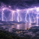 Na Venezuela, uma região ao redor do Lago Maracaibo registra a maior concentração de raios da Terra, com cerca de 250 descargas por km² por ano e tempestades que iluminam o céu por até 297 noites, impulsionadas pela umidade do Caribe e por montanhas que aprisionam o ar