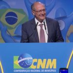 Alckmin é recebido com vaias em evento de prefeitos em Brasília