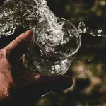 Não bebe água em dias frios? Confira dicas para se manter hidratado