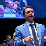 Flávio leva Janones ao STF por discurso de ódio nas redes