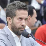 Parlamentares governistas vão aos EUA para rebater negociações de Flávio e Eduardo