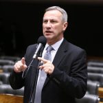 ‘Lula desmascarado’: Sanderson aponta mentira petista