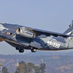 Avião Embraer KC-390 é visto realizando manobras entre montanhas no mais conhecido vale da aviação mundial