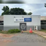 Homem flagra esposa na cama com outro, persegue e esfaqueia o amante