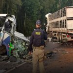 BRASIL: Acidente entre micro-ônibus e carreta deixa 23 mortos nesta quarta-feira
