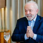 Em convenção do PT-BA, Lula pede votos para si e aliados. Lei proíbe
