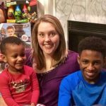 Aos 22 anos, professora solteira da Louisiana ouve de um aluno de 12 anos o pedido para morar com ela, consegue a custódia total dele e do irmão bebê em dois meses, adota os dois com a bênção da mãe biológica e vê o menino virar aluno de quadro de honra.