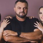 Rainha de rodeio que vive em trisal com a irmã gêmea e agricultor diz que assumir o relacionamento foi um desafio