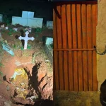 Homem viola túmulo após sonhos com mãe, leva ossada para casa e é preso