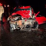 Três homens morrem após carro bater de frente com carreta.