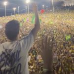 Nikolas lidera milhares rezando o Pai Nosso para Flávio a uma só voz em Salvador