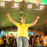 Chance de vitória de Flávio dispara e chega a 62% nas apostas da Polymarket e Kalshi