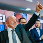 Com TSE sob ataque e enfraquecido, Lula desdenha da lei eleitoral e até distribui dinheiro