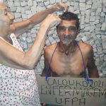 Amor e superação: Aos 90 anos, mãe raspa a cabeça do filho de 60 aprovado na universidade