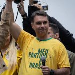 Após visitar o pai, Flávio Bolsonaro anuncia voto a favor do fim da escala 6×1