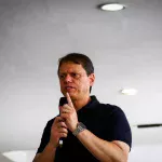 Tarcísio deve ir a reunião do Republicanos e aumentar pressão por apoio a Flávio